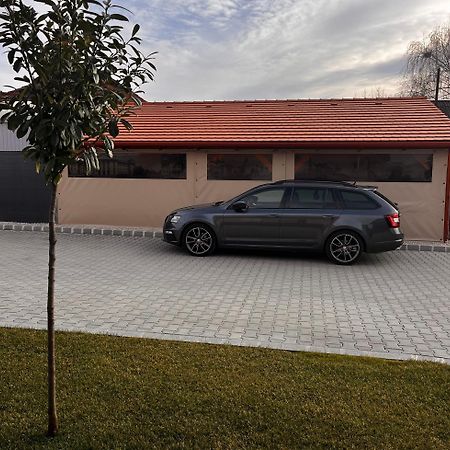 Apartamento B-Hause Zart Parkoloval Es Jacuzzival Debrecen Exterior foto